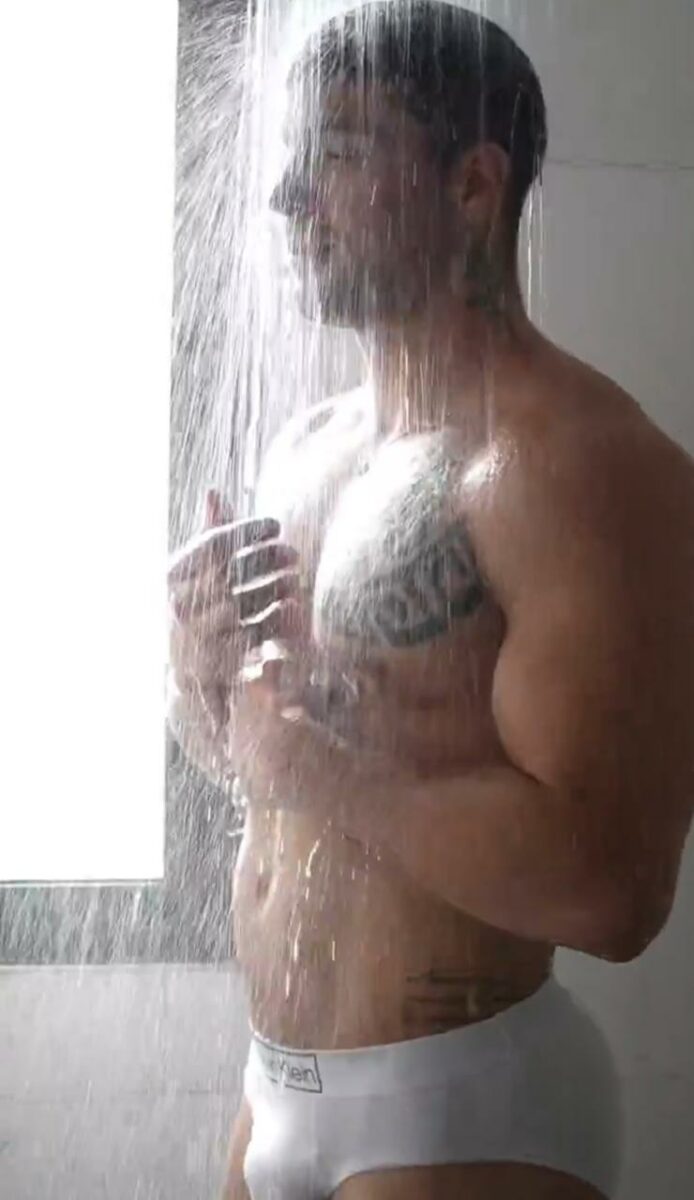 actor en calzones mojado