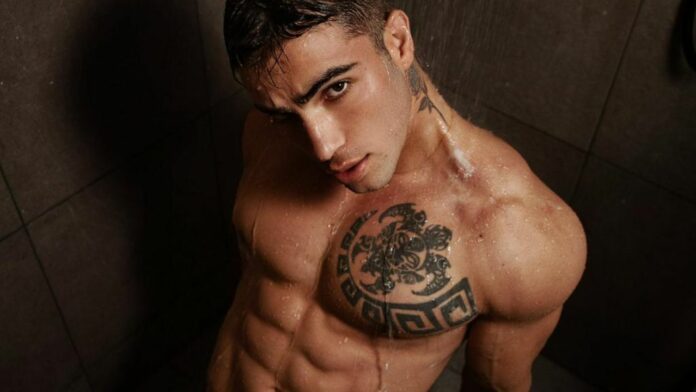 daniel-montoya-mojado-en-la-ducha-video-fotos Daniel Montoya fotos y videos en México playas sin playera Rivera Maya Tulum Playa del Carmen