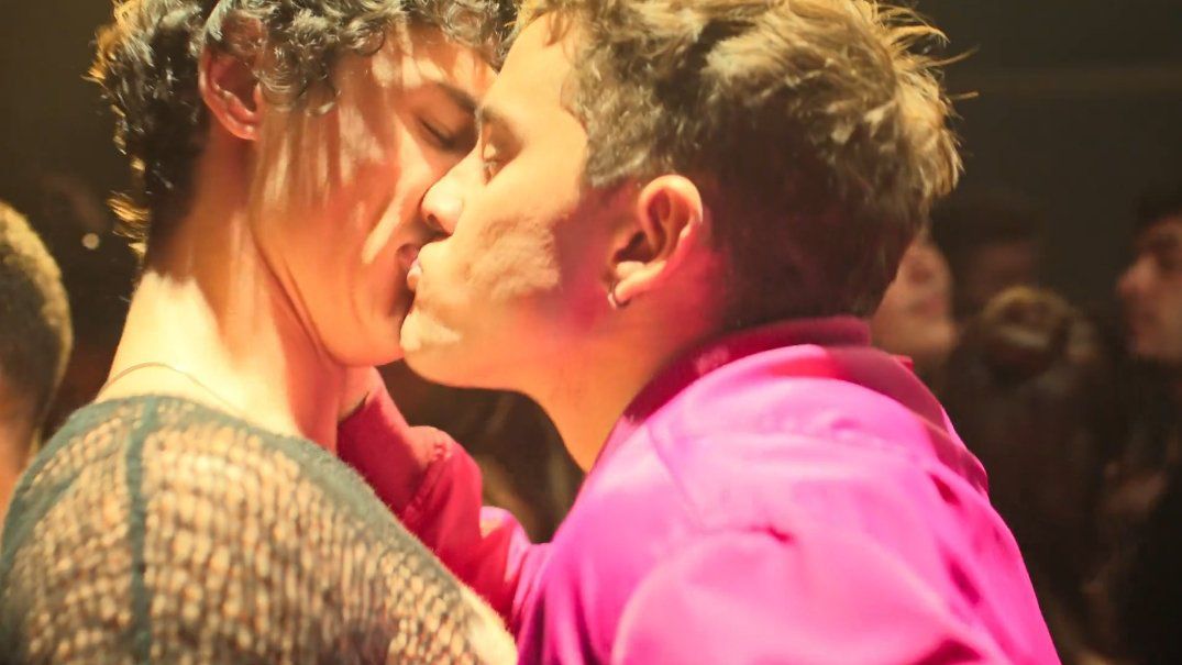 Fernando Lindez y André Lamoglia beso