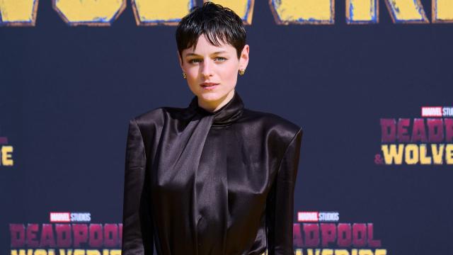 emma corrin celebridades no binaries