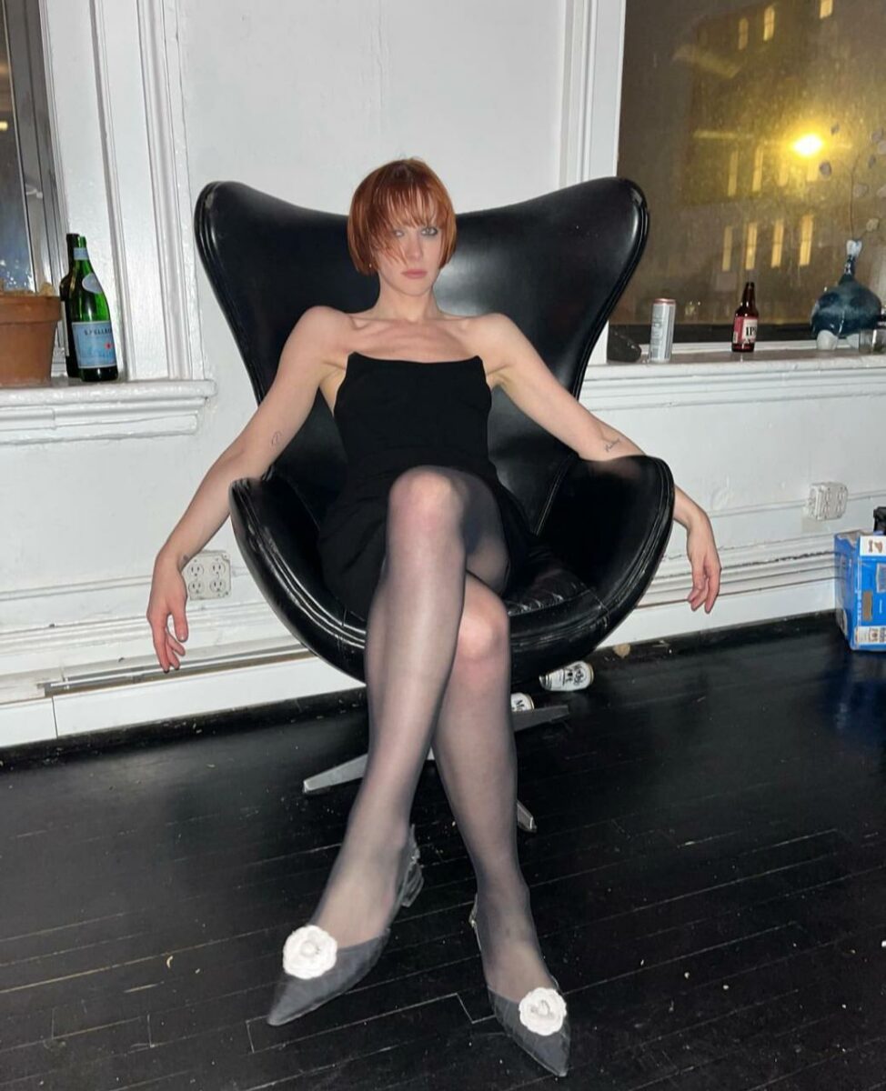 Actriz en sillón sentada modelo fotos