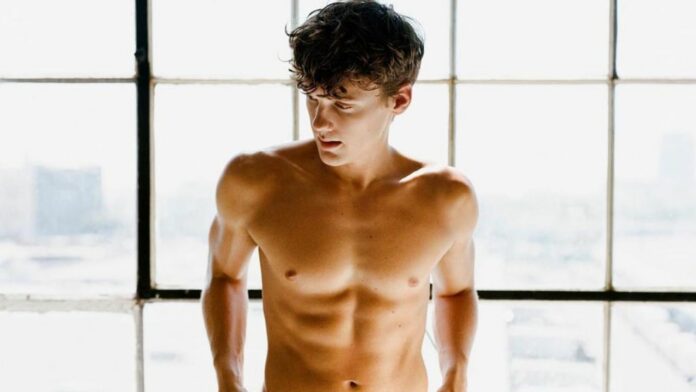 Hunter Doohan actor Merlina wednesday ropa interior calzones calvin klein