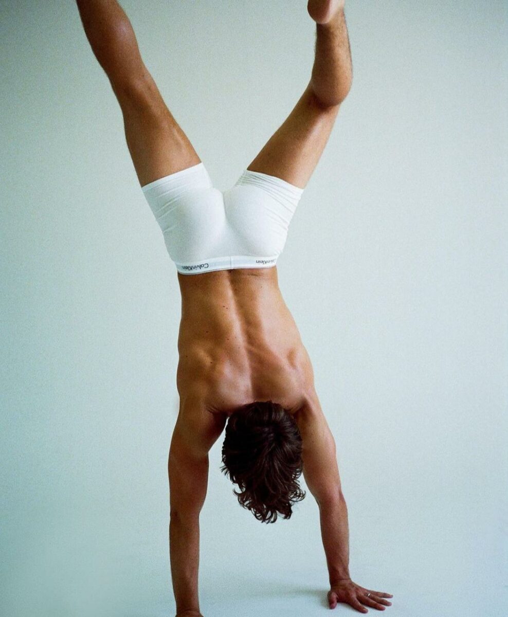 actor gay de merlina en ropa interior