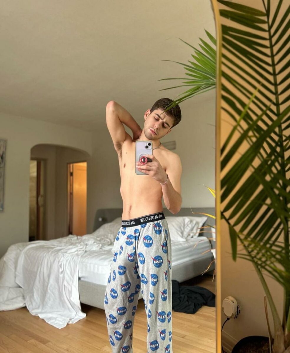 Joey Mills actor en pijama sin camisa