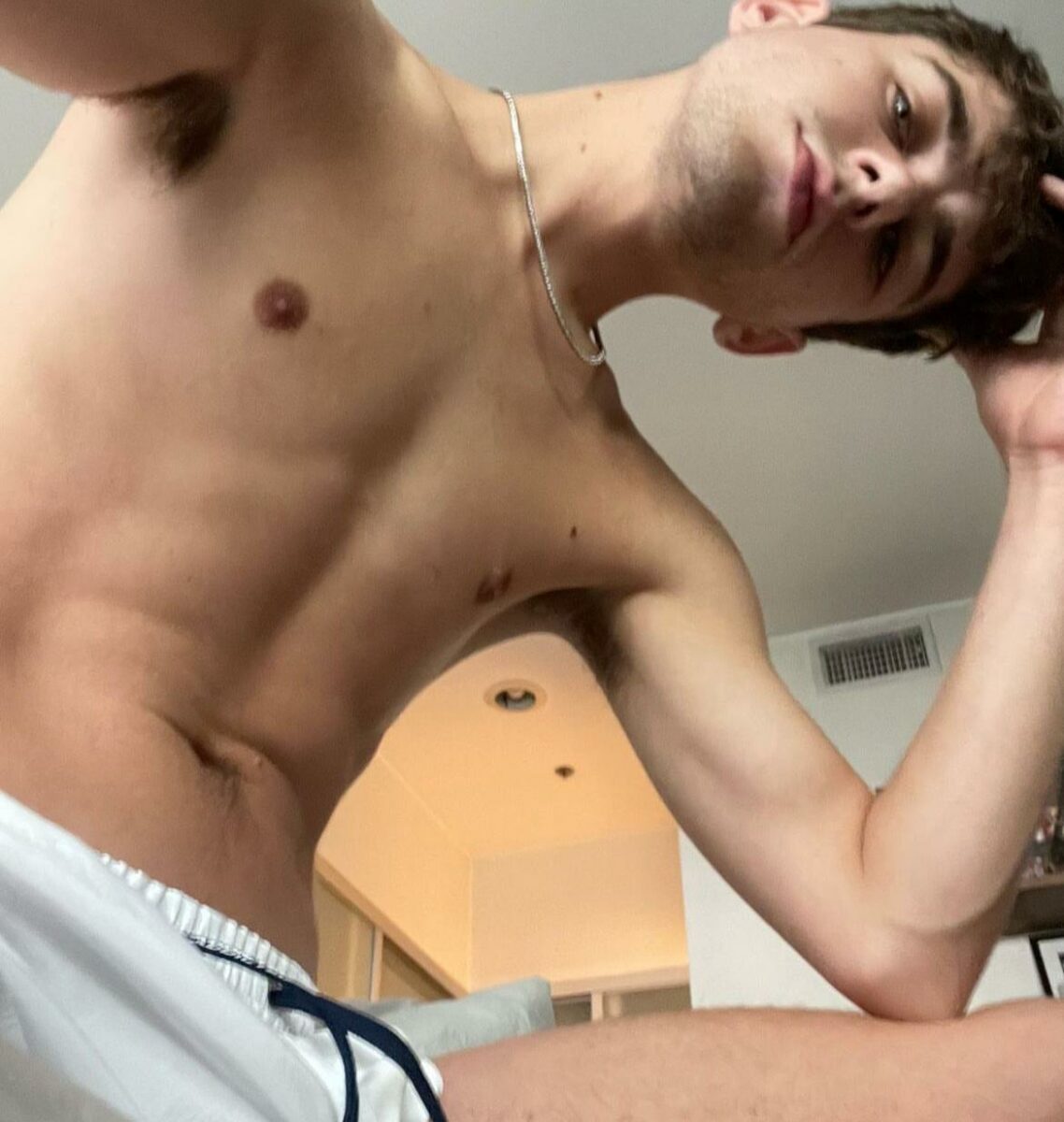 Cine explícito en shorts blancos sin playera