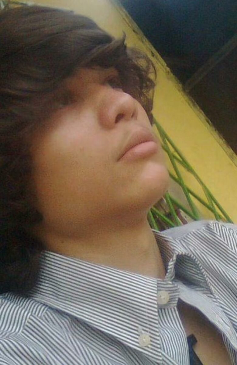 Marlon con cabello largo