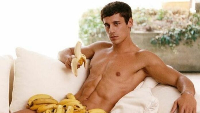 Martiño Rivas actor de serie Nacho en tanga fotos