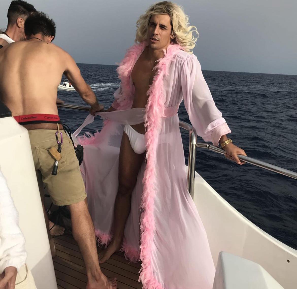 Martiño Rivas actor de serie Nacho con tanga ropa interior