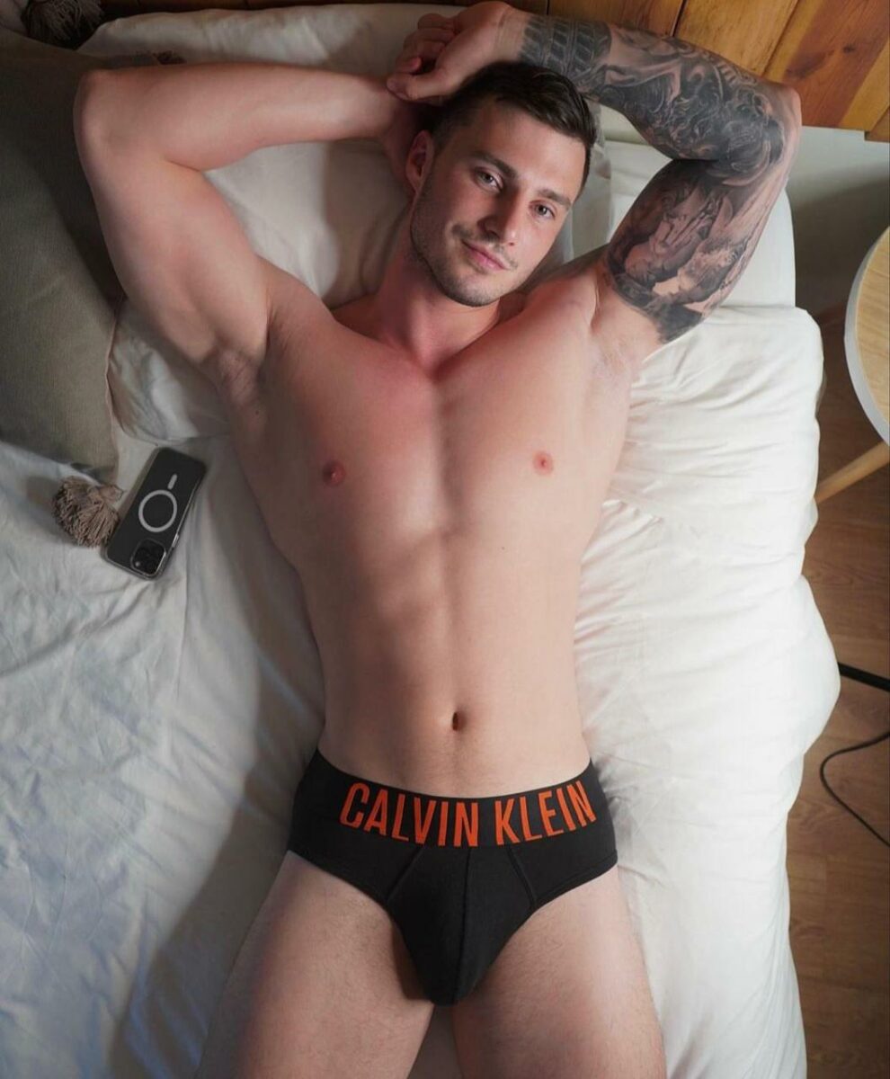 Max Barz actor en calzones ropa interior