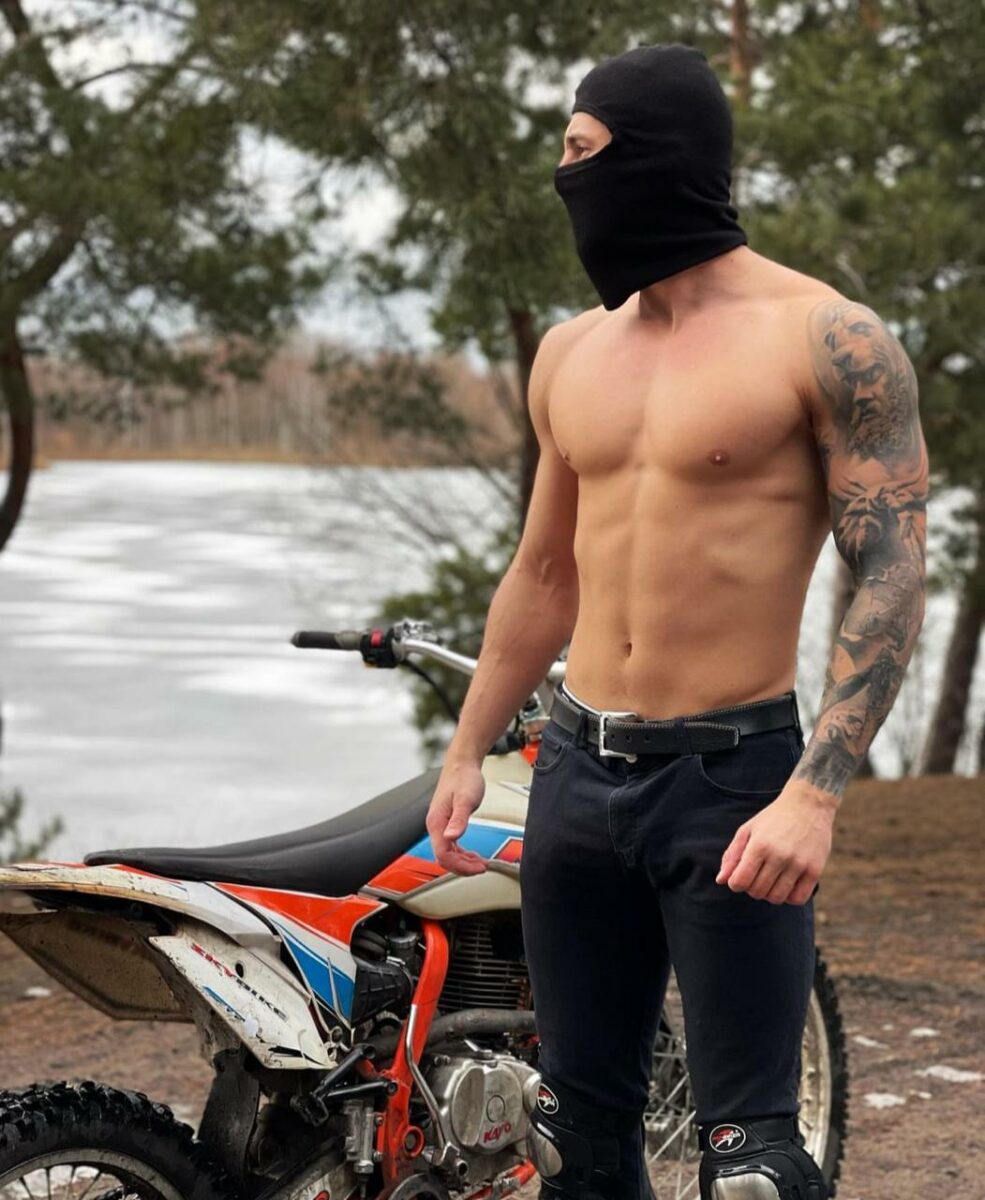 Actor con motocicleta