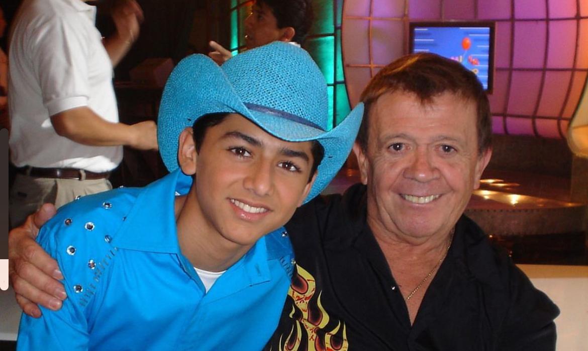 Miguel Martínez con Chabelo de niño