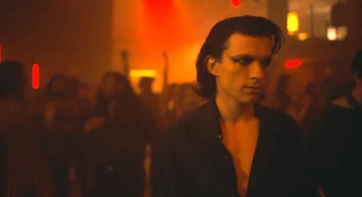 Tom Holland serie gay the crowded room 