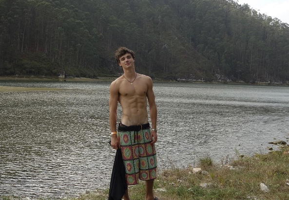 Actor español torso desnudo