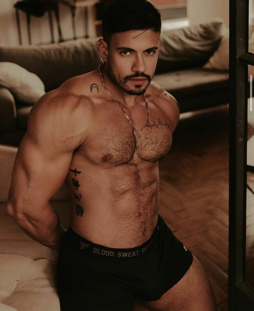 Alejo Ospina fotos videos OnlyFans sin playera