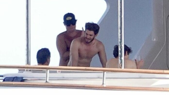 Andrew Garfield con amigos hombres en italia de vacaciones fotos