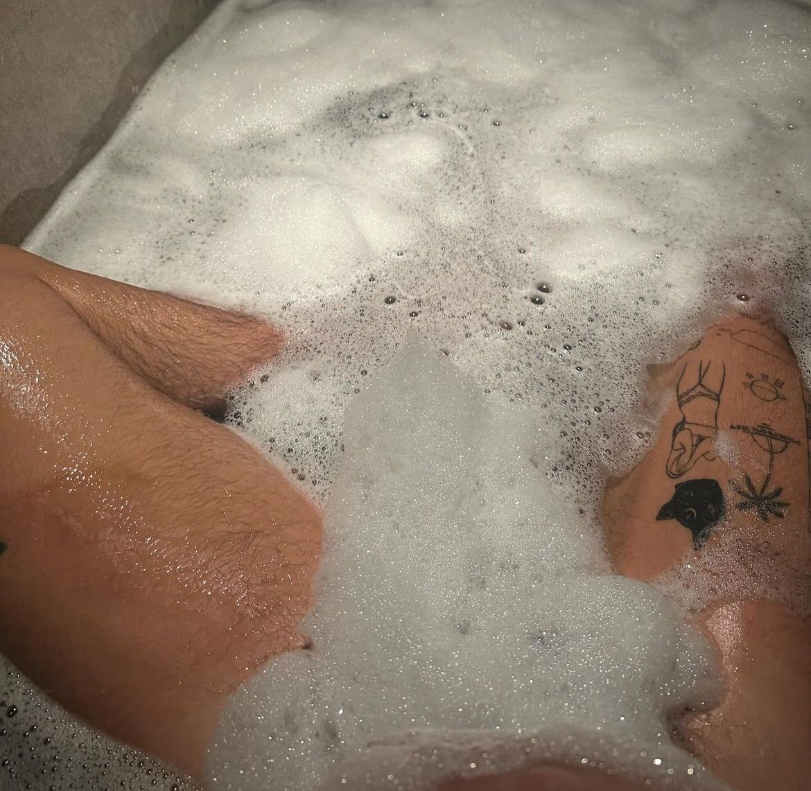 Bad Bunny en el baño bañera 