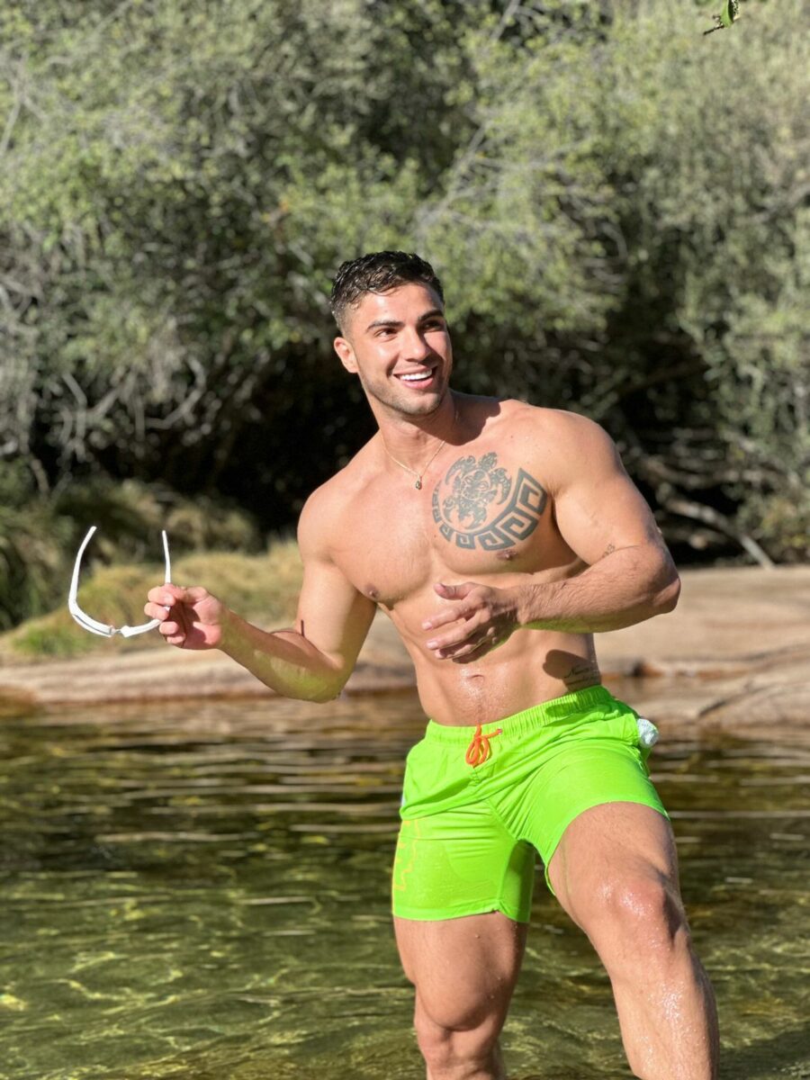 Daniel Montoya en traje de baño sin ropa