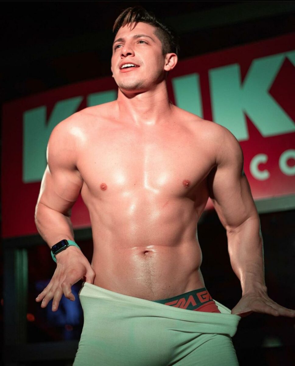 Danny Montero bailando en Kinky