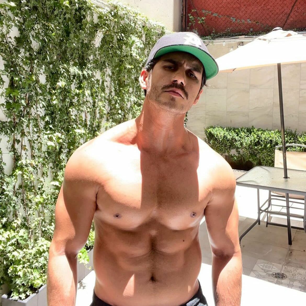 actor músculos sin playera