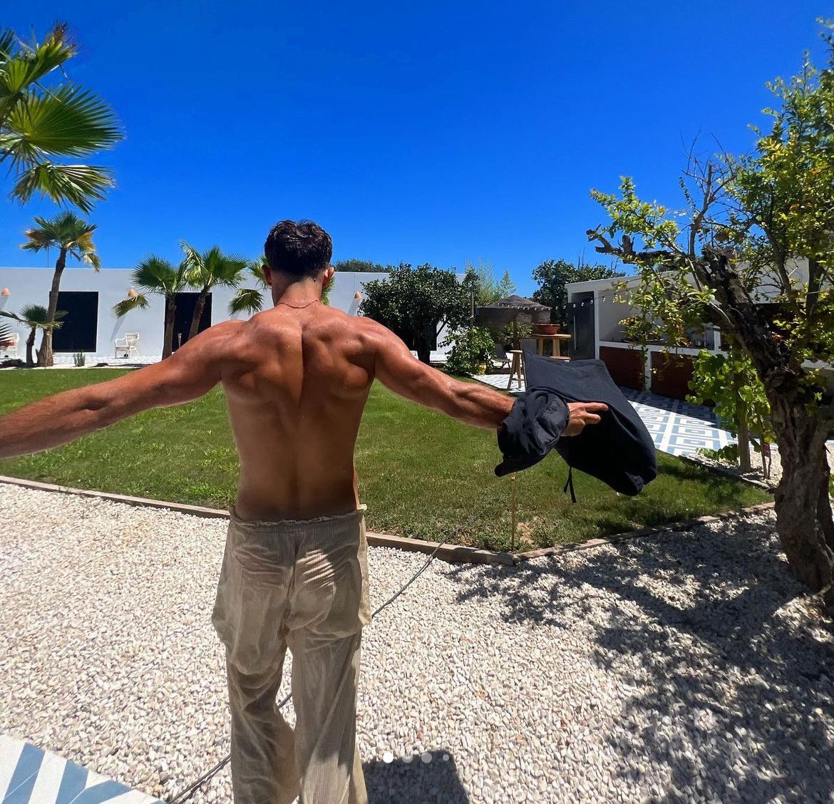 actor espalda musculosa