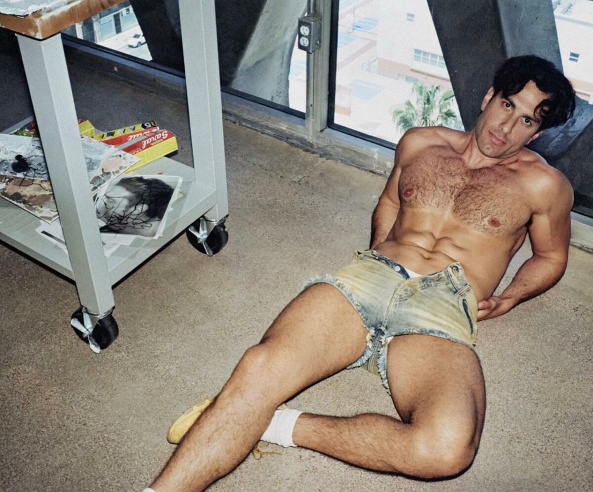 Jwan Yosef fotos en shorts sin playera