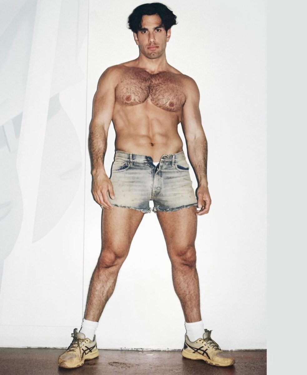 Jwan Yosef artista fotos sin playera