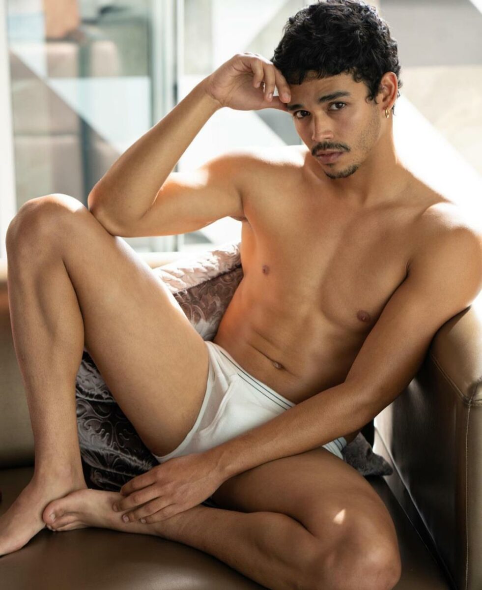 actor venezolano en ropa interior