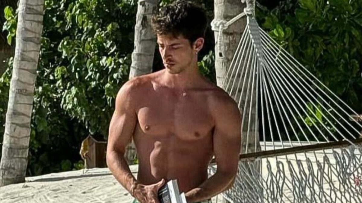 Manu Ríos playa mexicanas actor élite México sin playera Maldivas