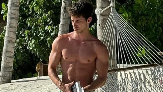 Manu Ríos playa mexicanas actor élite México sin playera Maldivas