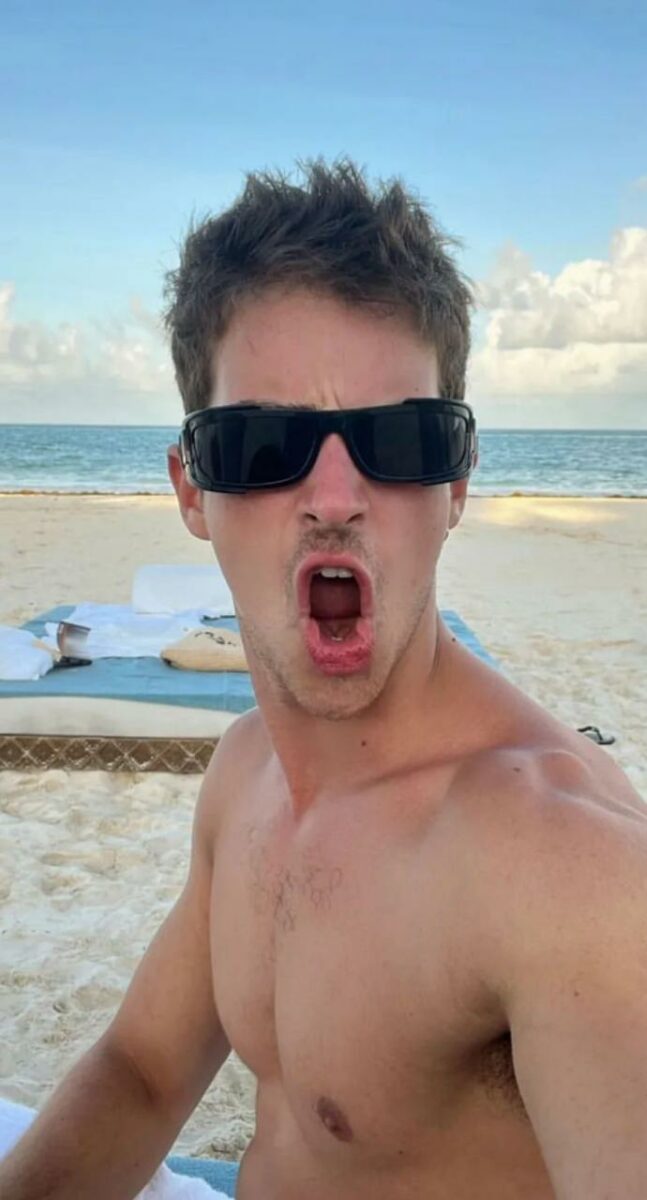 Manu Ríos actor fotos en playa de México sin playera