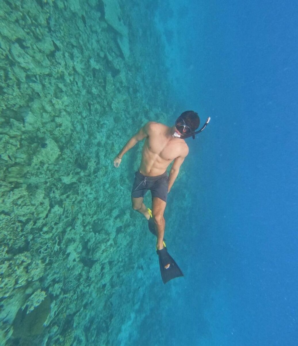 Manu Ríos snorkel fotos mar sin playera en traje de baño