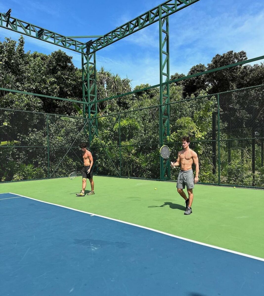 Marc Forné y actor jugando tenis