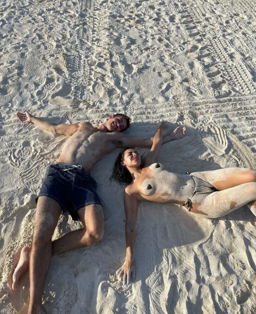 Manu Ríos con Paula Cendejas