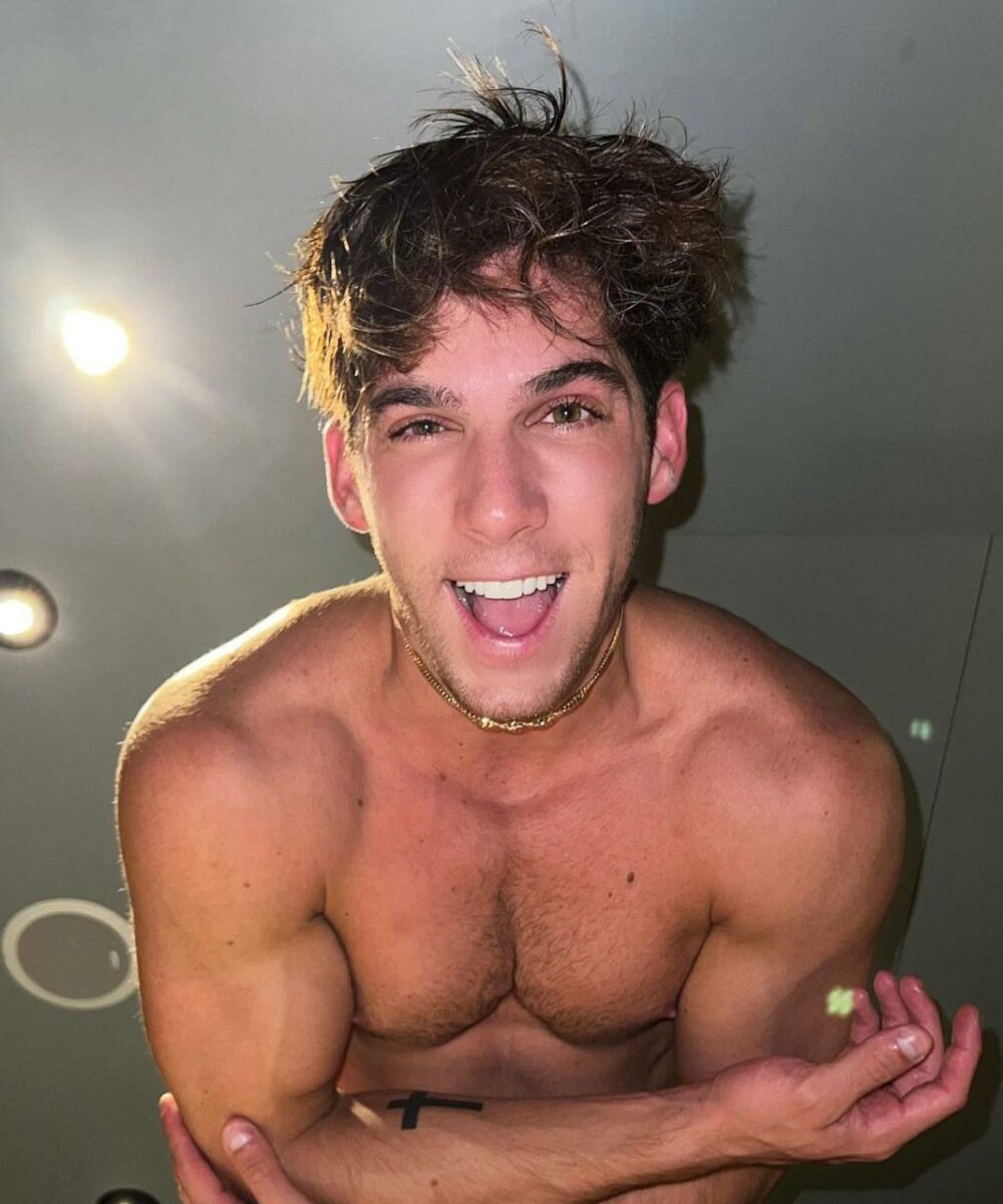 Mauricio Garza sin playera