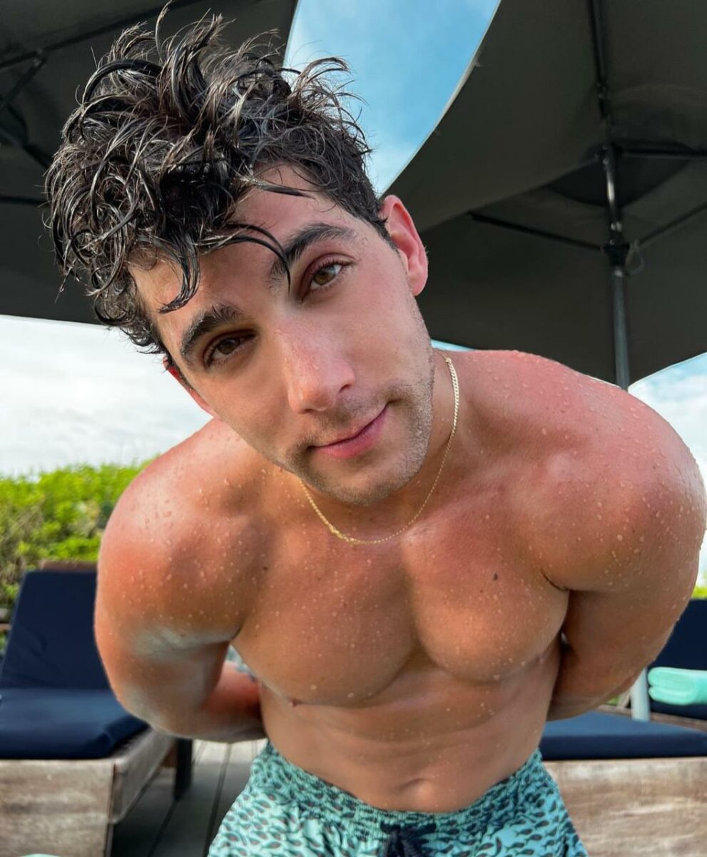 Mauricio Garza fotos sin playera en la playa puerto escondido