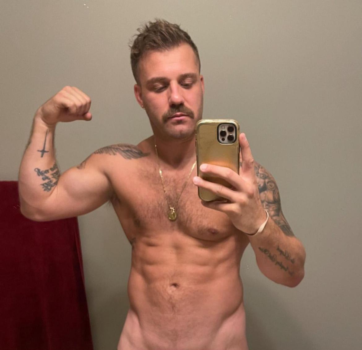 Paulie Calafiore sin playera