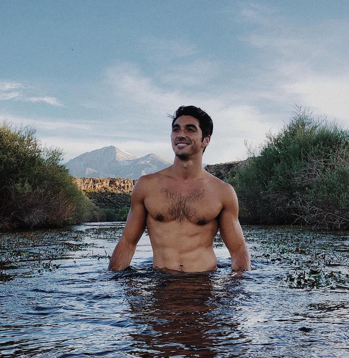 Taylor Zakhar Perez actor de red white and royal blue fotos biografía