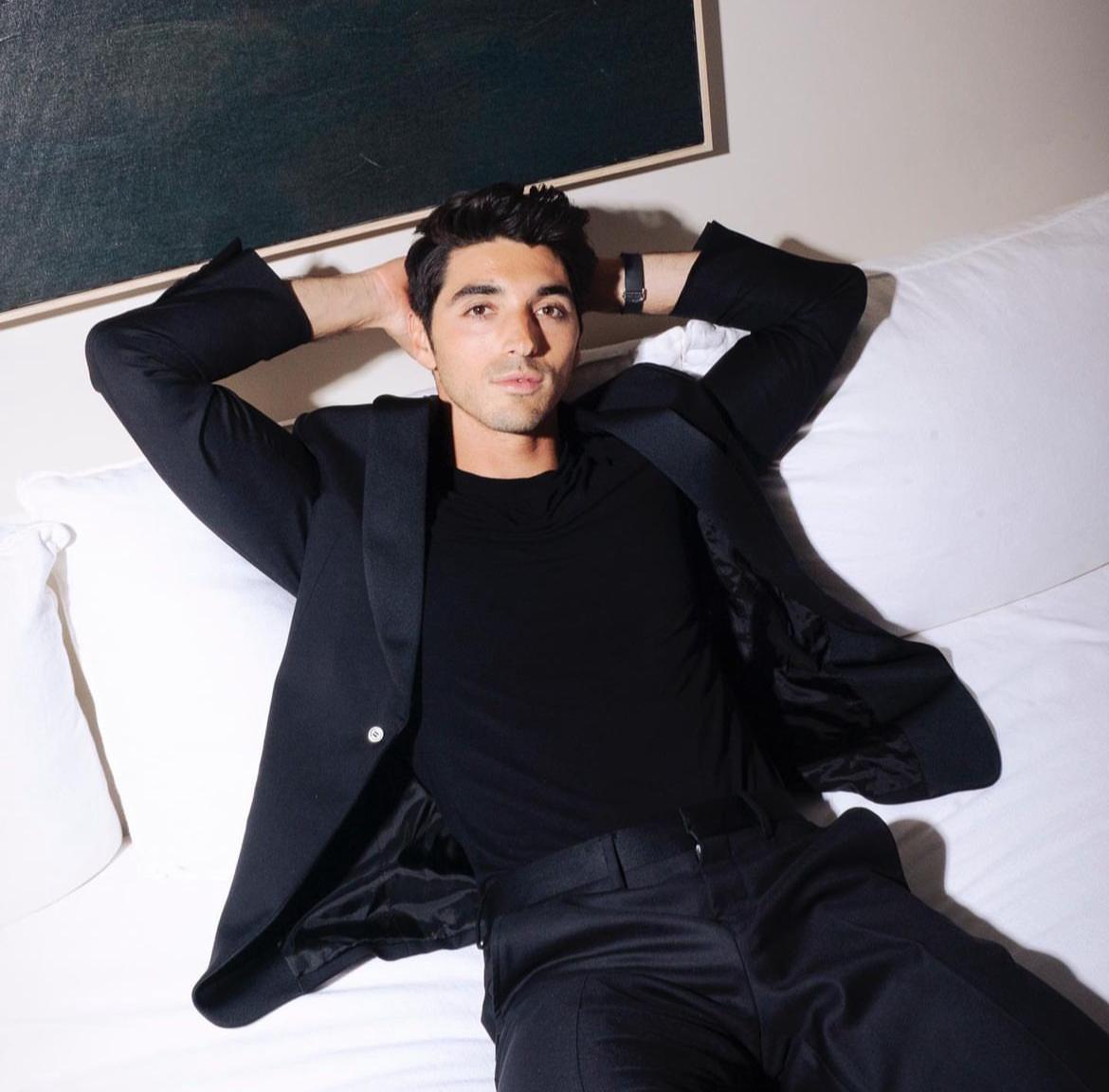 actor de película gay en traje negro