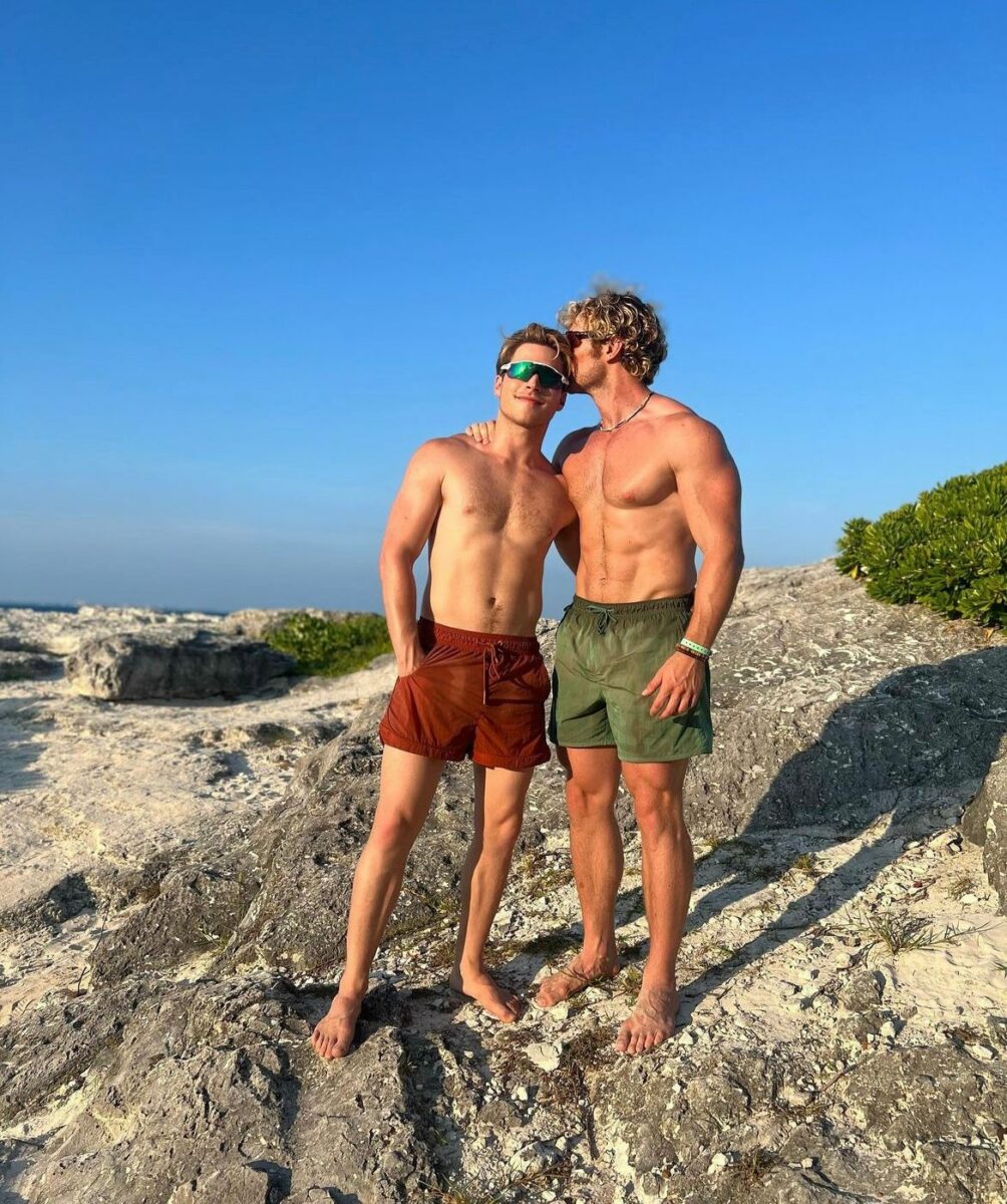 Zane Phillips y Froy Gutierrez en la playa sin playera traje de baño
