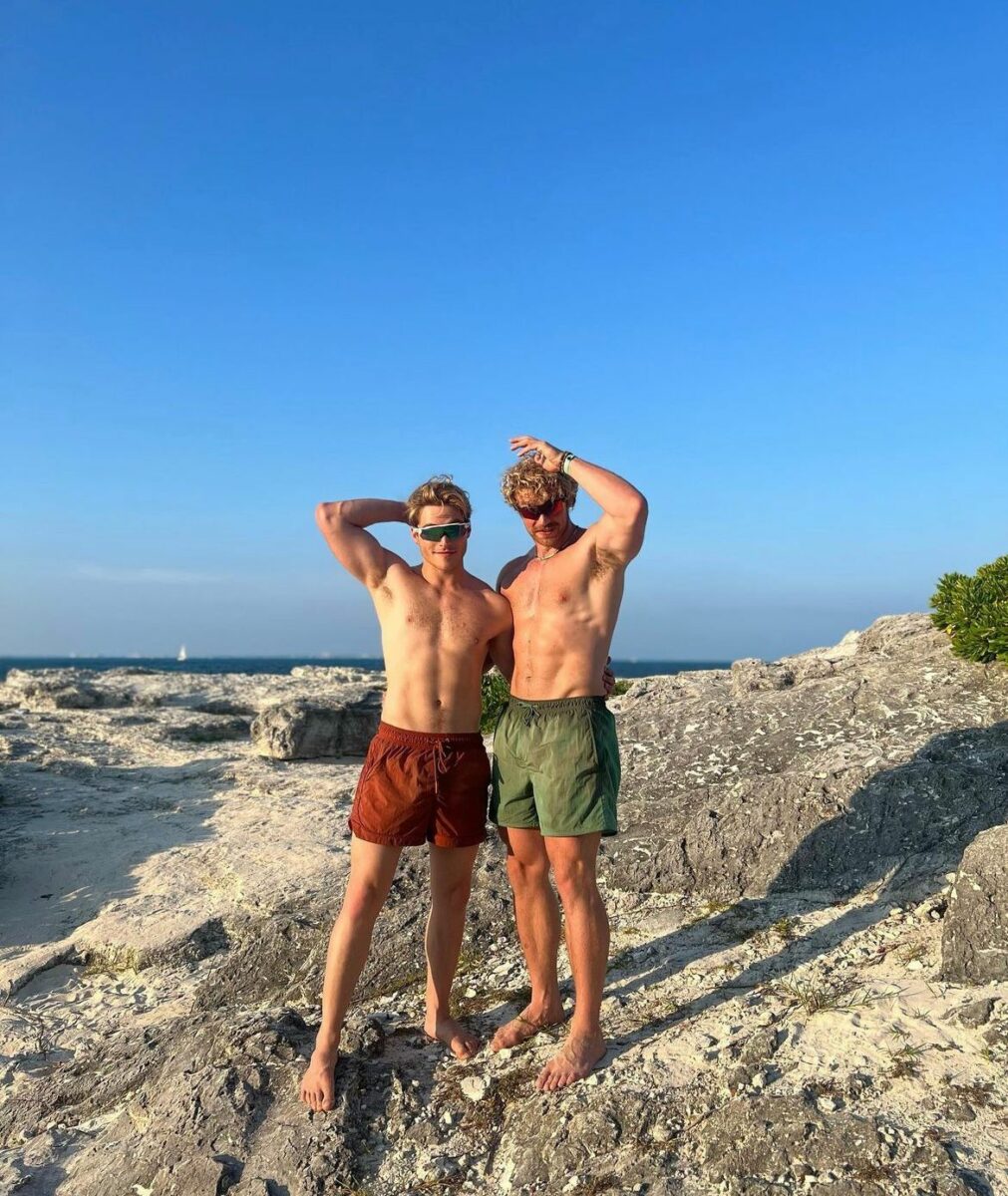 Zane Phillips y Froy Gutierrez en la playa sin playera traje de baño