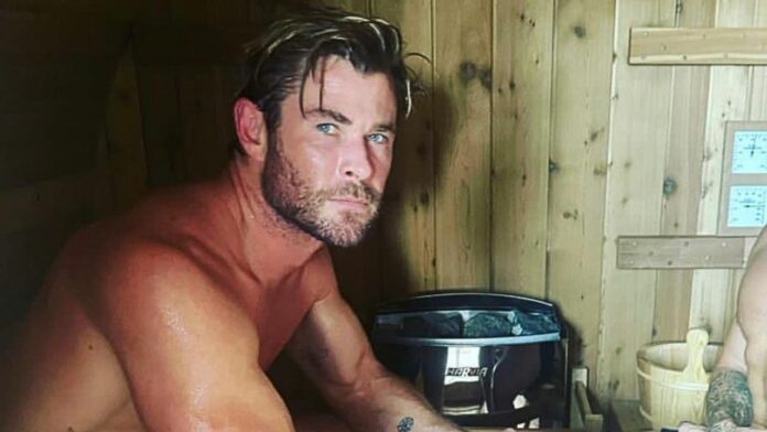 Chris Hemsworth actor en sauna con otro hombre fotos