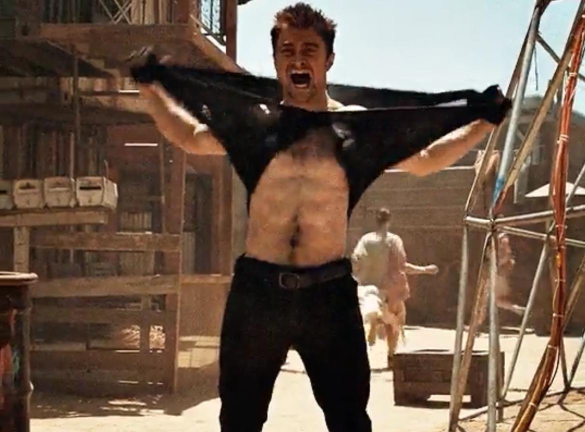 Daniel Radcliffe quitándose la playera 