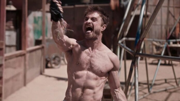 Daniel Radcliffe en Miracle Workers sin playera sid transformación