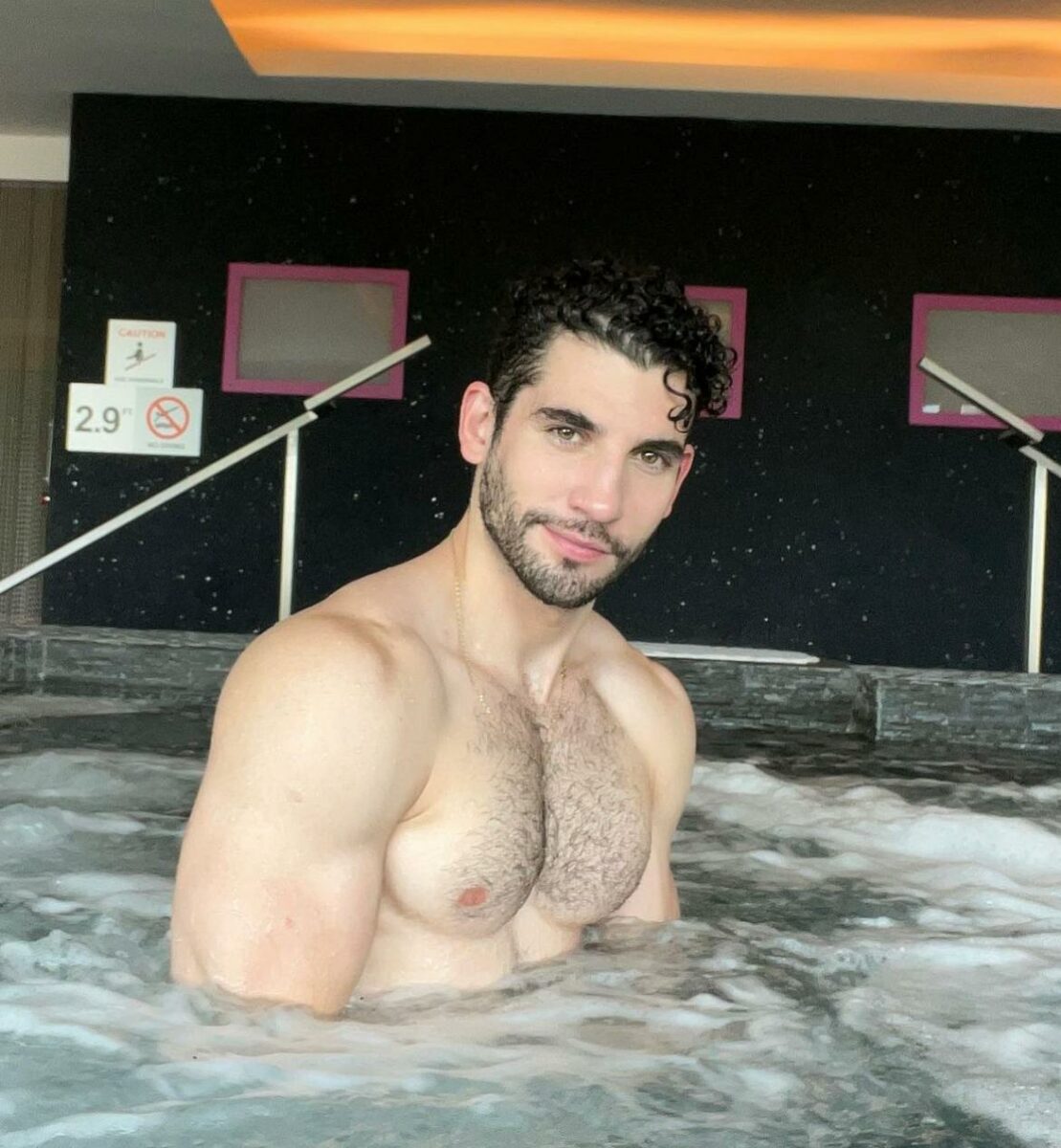 Julián Soto actor mojado en bañera famosos pecho