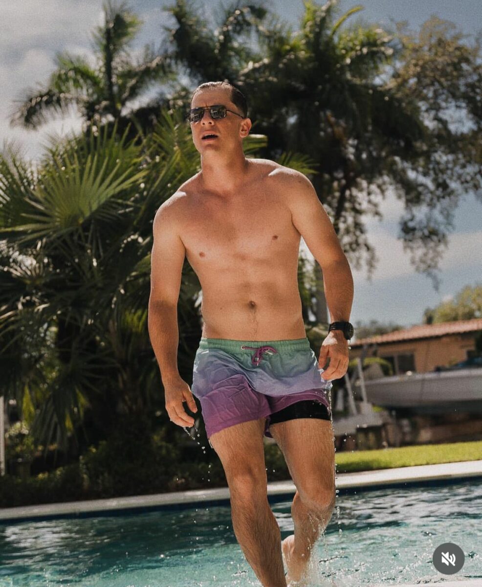 Cantante de puerto rico en traje de baño