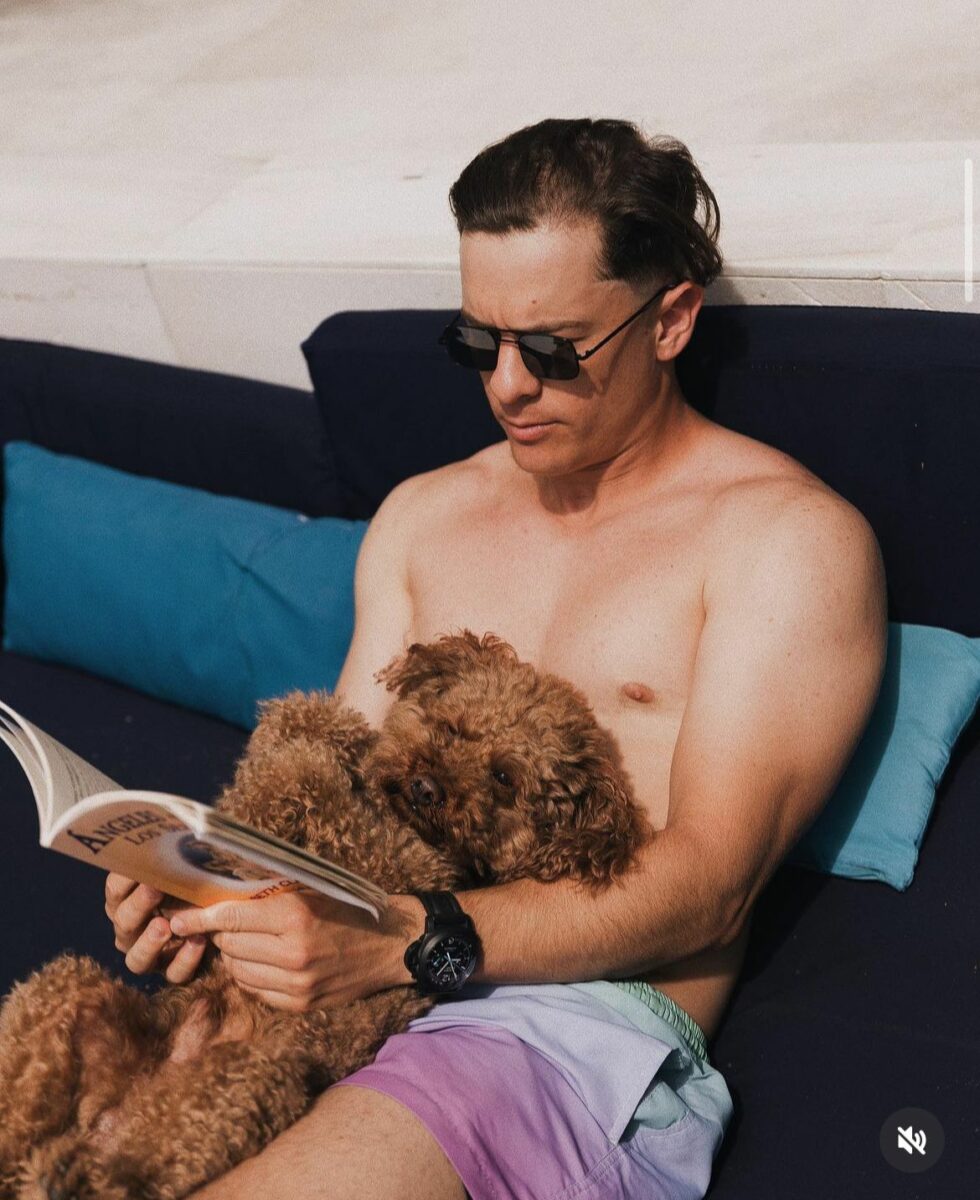 cantante con libro y perrito