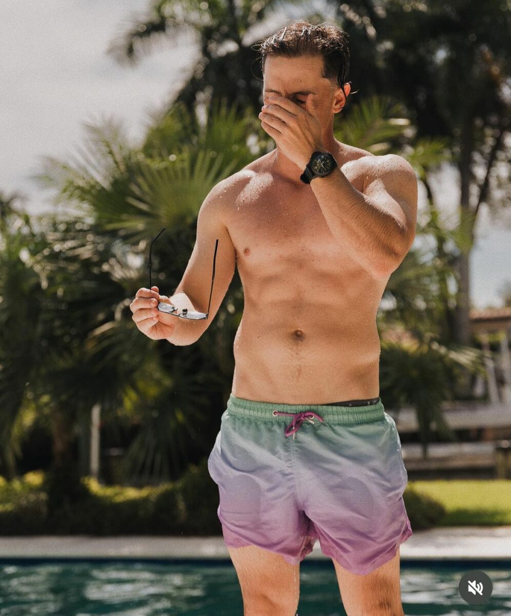 Guaynaa en traje de baño con ropa interior