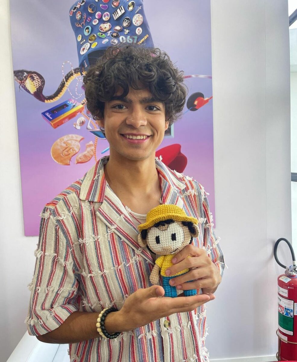 Iñaki Godoy con muñeco de Luffy