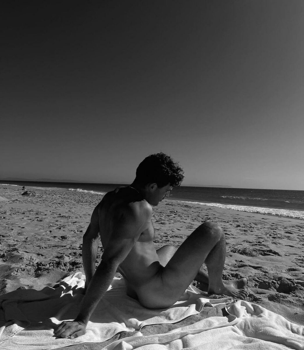 Jason Fernández actor de extraña forma de vida sin ropa en la playa