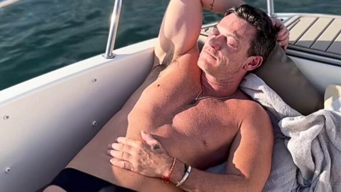 Luke Evans fotos Yate Ibiza traje de baño video